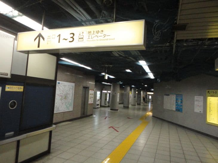 ①中央区役所方面改札前へ