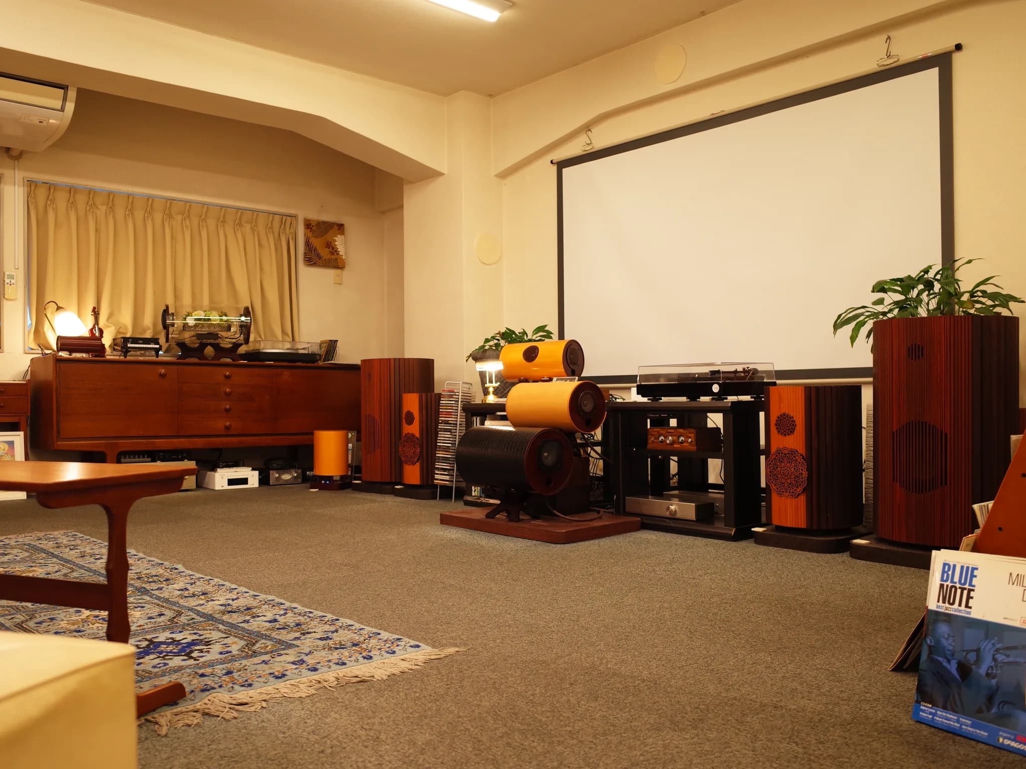 ショールーム全景 — ゆったりとした空間で音環境をお楽しみください
