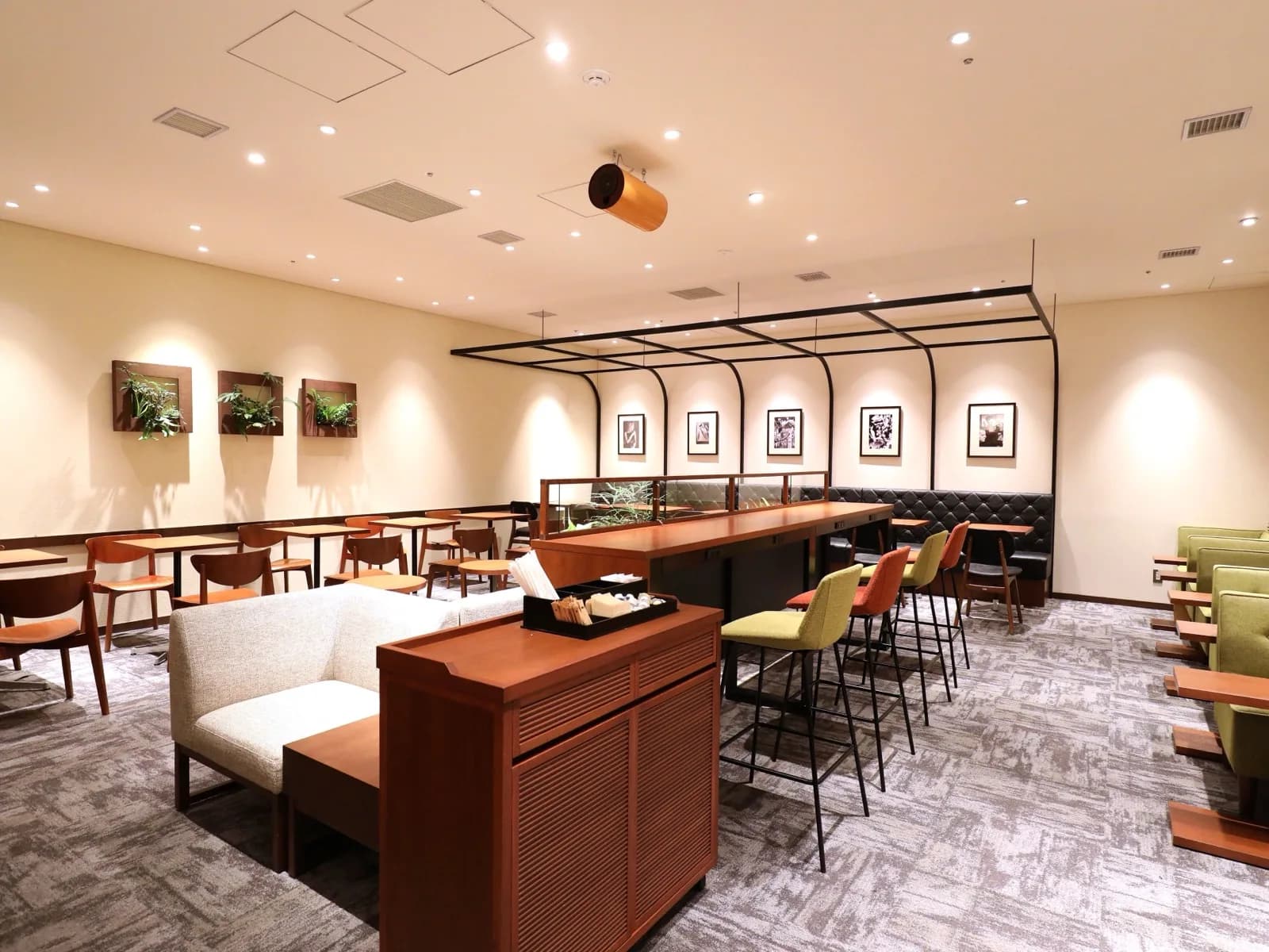 上島珈琲店 新横浜店に導入された MS1001-Pro — 天井に設置された一台が店舗空間の音環境を整える