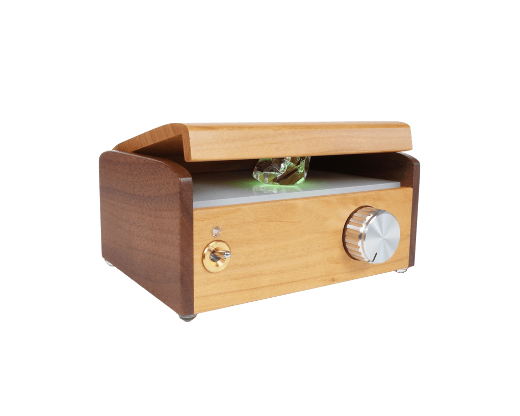 W-Amp12 ウォームアンプの実物写真。木製の筐体に銀色の音量つまみが付いたデジタルアンプ