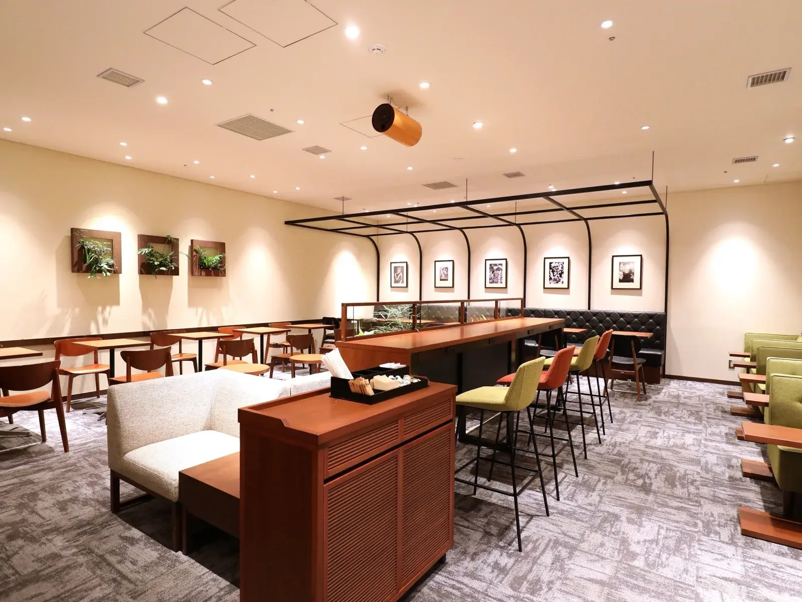 上島珈琲店 新横浜店に導入された MS1001-Pro — 天井に設置された一台が店舗空間の音環境を整える