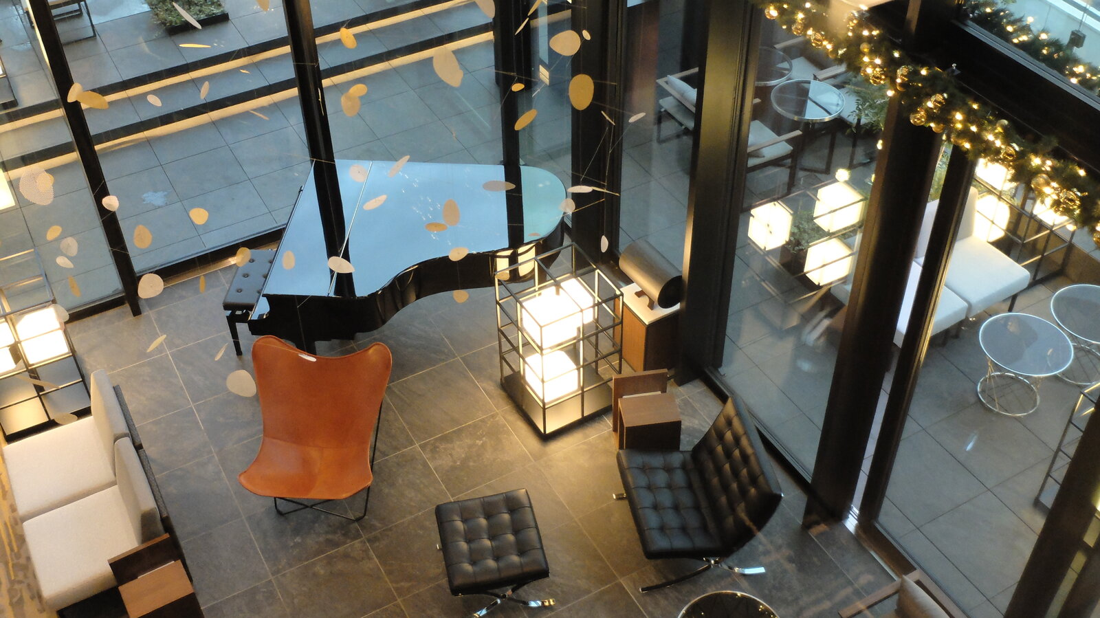 The Gate Hotel Tokyo ロビー ─ ピアノとシャンデリアと、降り注ぐ金箔