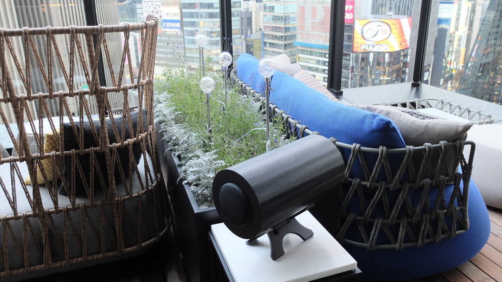 Open Terrace ─ 新幹線と首都高に挟まれた広いテラスに、音が、隅々まで広がる