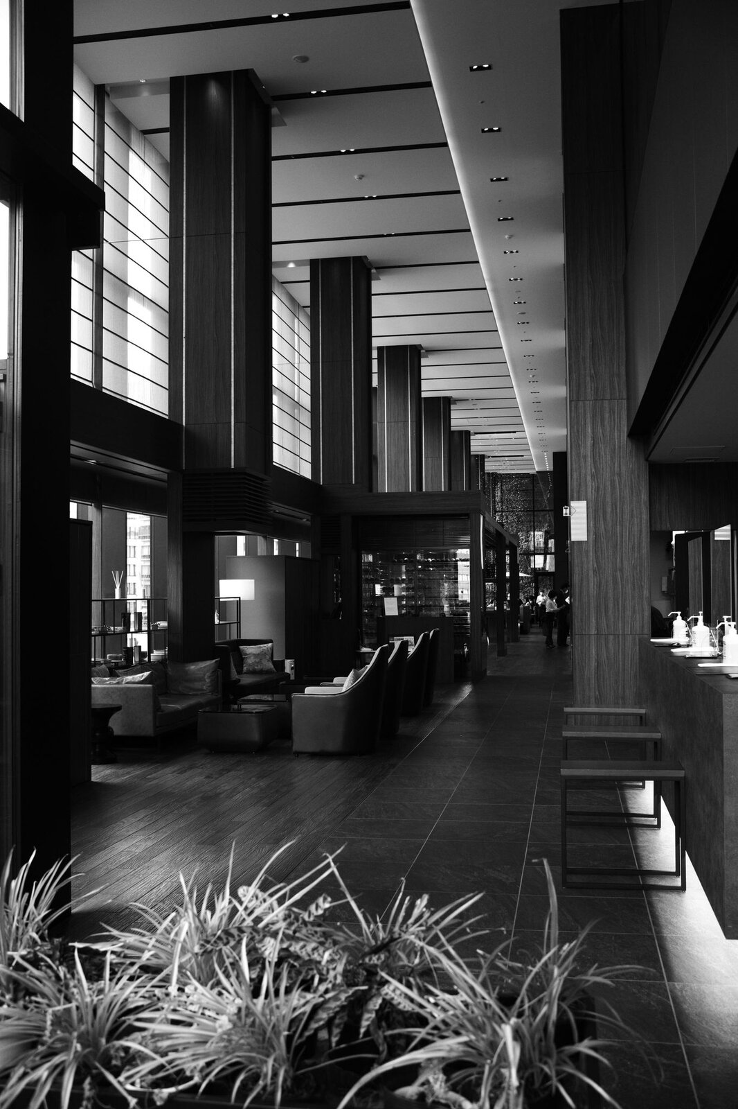 THE GATE HOTEL TOKYO Lobby Lounge ─ ピアノとシャンデリアの下、波動が広がる空間