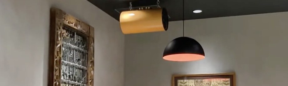 TOKYO CURRY QUARTET 各店の天井に設置された M's system の木目円筒スピーカー（その一）
