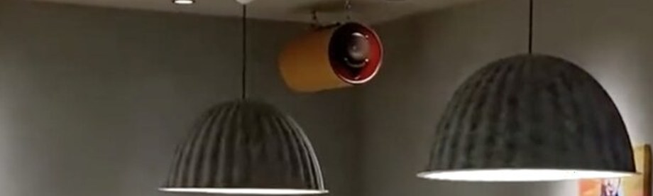 TOKYO CURRY QUARTET 各店の天井に設置された M's system の木目円筒スピーカー（その三）