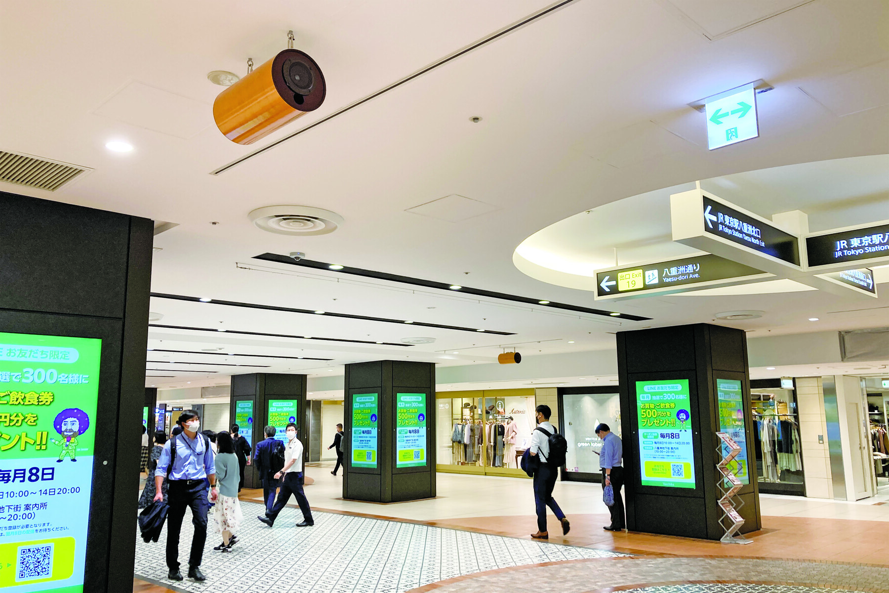 ヤエチカ メインアベニュー ─ 天井に佇む M's system の木目円筒スピーカー（JR東京駅八重洲口へ続く通路）