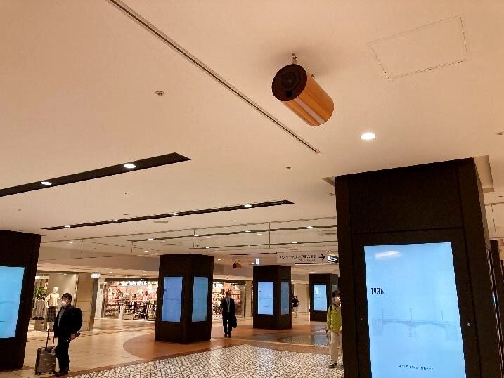 ヤエチカ 地下街通路の天井に佇む M's system のスピーカー（寄りのアングル）