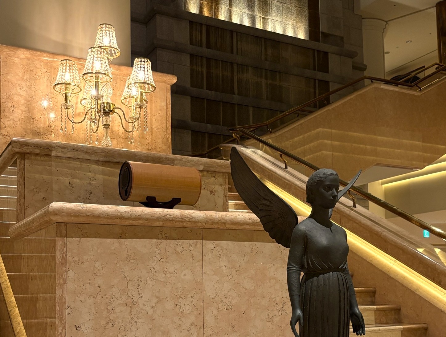 無指向性のスピーカーの音が大空間に広がる